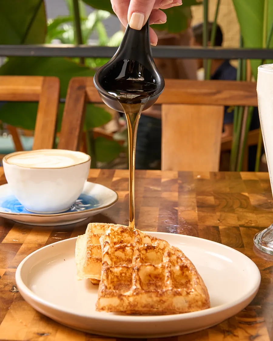 Miel sobre waffle de pan de yuca